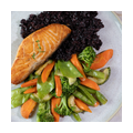 Salmão com arroz negro e legumes