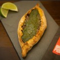 Esfiha de Kafta de Cordeiro com Pesto de Hortelã
