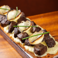 Bruschetta de Mignon ao Trio de Queijos e Cebola Tostada
