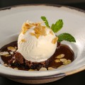 Brownie com sorvete e calda de chocolate belga