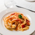 Camarões rosa grelhados com Spaghetti em molho de tomates da casa