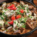 Iscas de carne ao molho gorgonzola