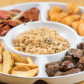 Isca de carne, linguiça blumenau (acebolada), batata rústica, aipim e farofa