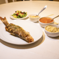 PEIXE DO DIA ASSADO COM AZEITE DE ERVAS