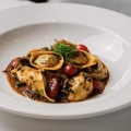 Tortellini de Ossobuco, Tomates Confitados, Cogumelos Frescos e Molho Trufado