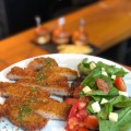 Salada oink com schinitzel 
