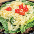 Carne em tiras c/ queijo derretido e rúcula