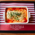 Lasanha Bolonhesa com muçarela, molho branco e molho de tomate 