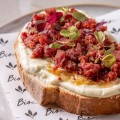 Toast de Linguiça Blumenau com Gorgonzola e Cebola Caramelizada
