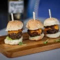 Mini Burger Angus com Cheddar , maionese e Cebola Caramelizada (03 unidades)