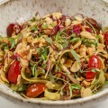 Pesto com Tomate Cereja, Amêndoas e Baby Salad 