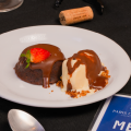Petit Gâteau de Chocolate com Sorvete de Creme e Crumble de Nozes