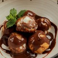 Profiteroles recheados c/ sorvete e calda de chocolate belga