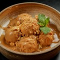 Profiteroles com creme patissiere e calda de doce de leite.