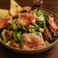 Salada de parma, gorgonzola e nozes caramelizadas