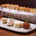 Cesta de Pães Artesanais com Antepastos