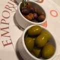 Porção de azeitonas temperadas