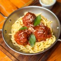 Fettuccine com almôndegas