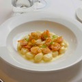 Gnocchi com camarões, creme de limão siciliano e Pangratatto