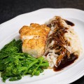 FILE DE PEIXE SELADO COM NOODLES ASÍATICO