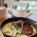 NHOQUE COM FONDUTA DE PARMESÃO E FILÉ MIGNON