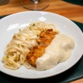 Fettuccine ao Molho de Queijo com Frango à Milanesa